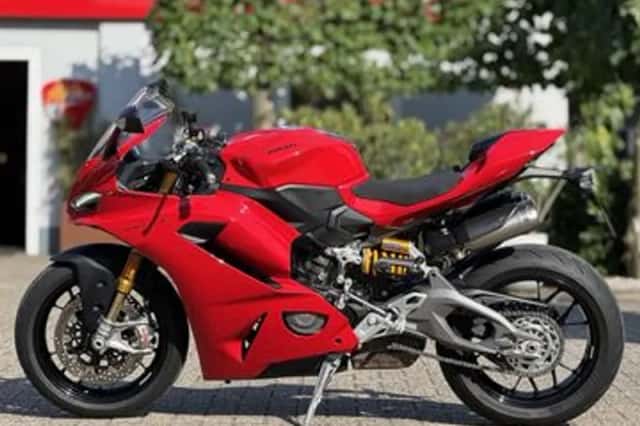Ducati Panigale V2S (2025) thumbnail 1