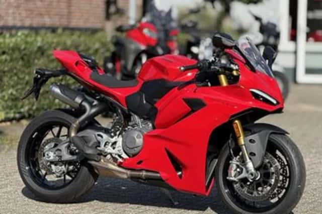 Ducati Panigale V2S (2025) thumbnail 2