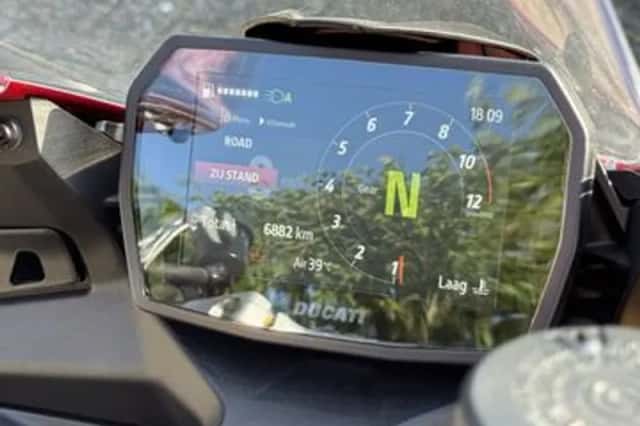 Ducati Panigale V2S (2025) thumbnail 3