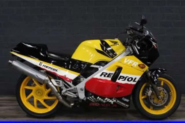 Honda VFR 400 R (1988) thumbnail 1