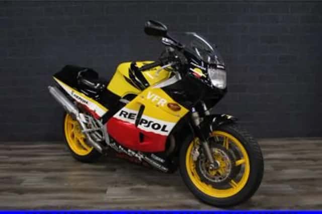 Honda VFR 400 R (1988) thumbnail 3
