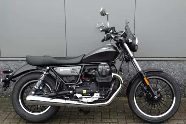 Moto Guzzi V9 Roamer (2019) thumbnail 1