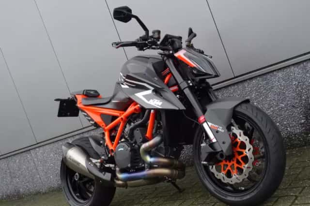KTM 1290 Super Duke RR (2023) thumbnail 2
