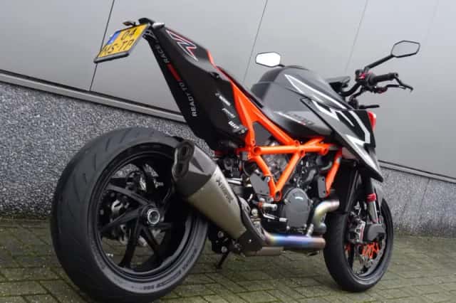 KTM 1290 Super Duke RR (2023) thumbnail 3