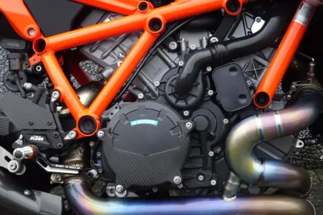 KTM 1290 Super Duke RR (2023) thumbnail 4