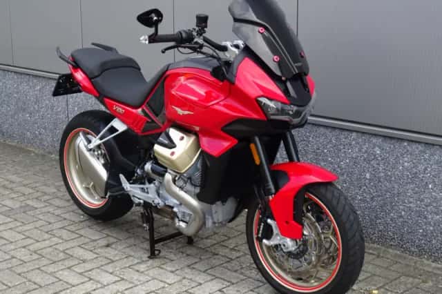 Moto Guzzi V100 Mandello (2023) thumbnail 2