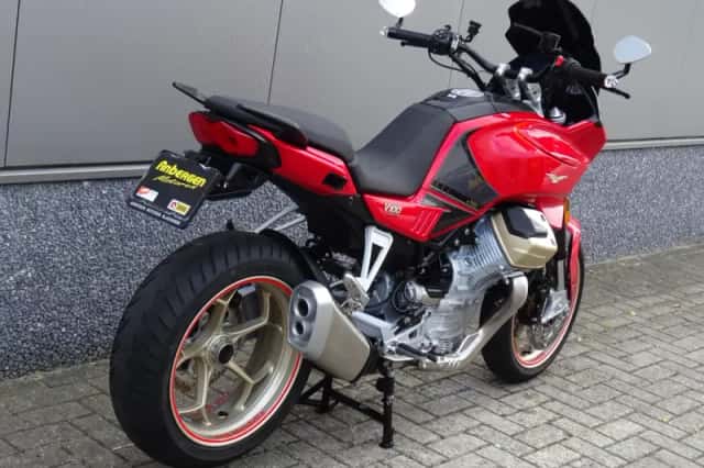 Moto Guzzi V100 Mandello (2023) thumbnail 3