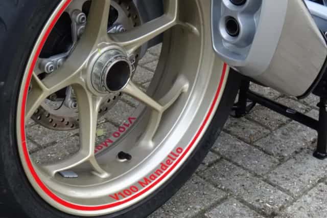 Moto Guzzi V100 Mandello (2023) thumbnail 6