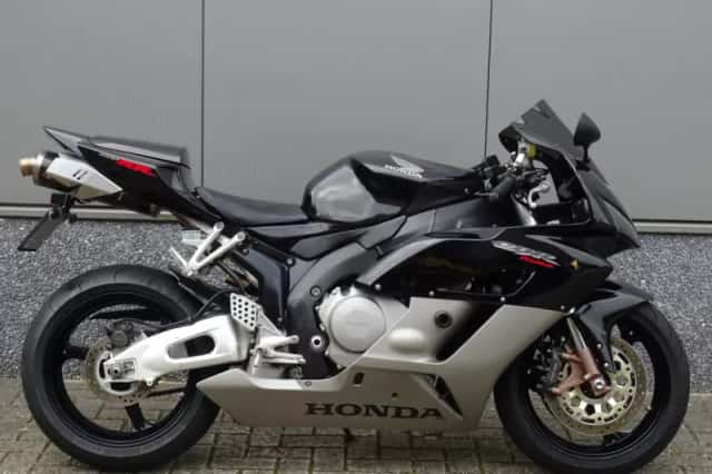 Honda CBR 1000 RR Fireblade (2004) thumbnail 1