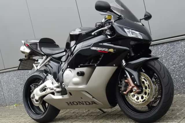 Honda CBR 1000 RR Fireblade (2004) thumbnail 2