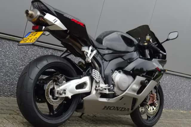 Honda CBR 1000 RR Fireblade (2004) thumbnail 3