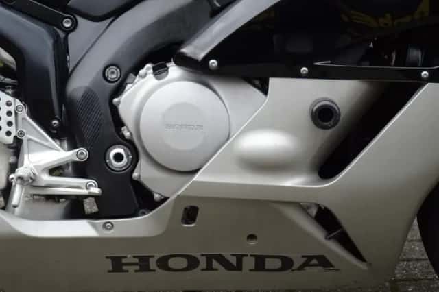 Honda CBR 1000 RR Fireblade (2004) thumbnail 4