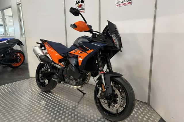 KTM 890 SMT (2026) thumbnail 2