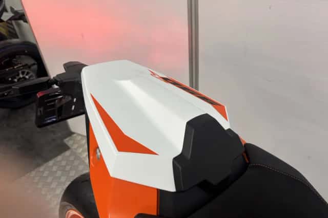 KTM 990 Duke R (2026) thumbnail 6