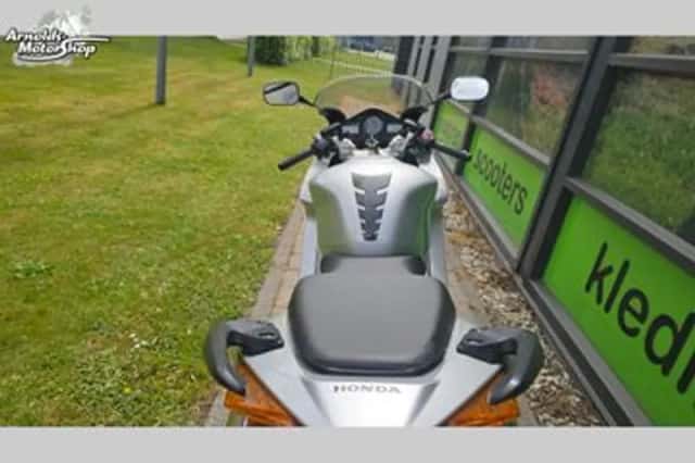 Honda VFR 800 FI (2002) thumbnail 4