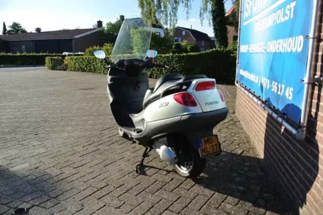 Piaggio Scooter 250 X9 (2000) thumbnail 3