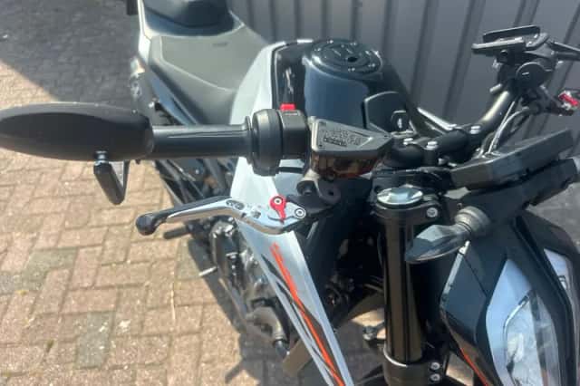 KTM 790 Duke (2023) thumbnail 2