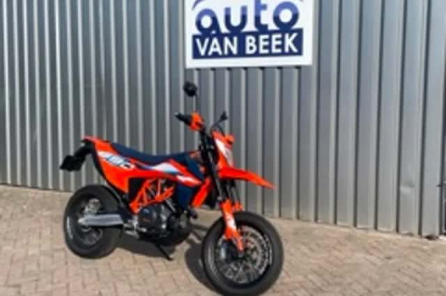 KTM 690 SMC (2023) thumbnail 3