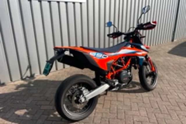 KTM 690 SMC (2023) thumbnail 4