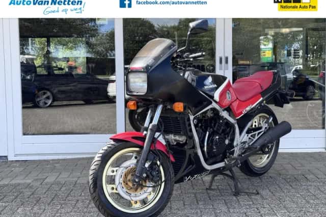 Honda VF 750 F (1985) thumbnail 1