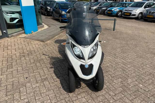 Piaggio Scooter 300 LT MP3 Yourban (2016) thumbnail 3