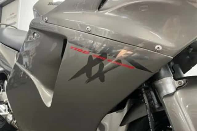 Honda CBR 1100 XX Super Blackbird (1997) thumbnail 3