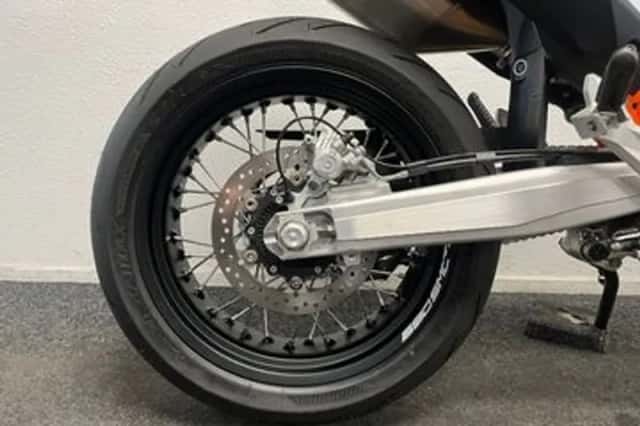 KTM 690 SMC (2020) thumbnail 6