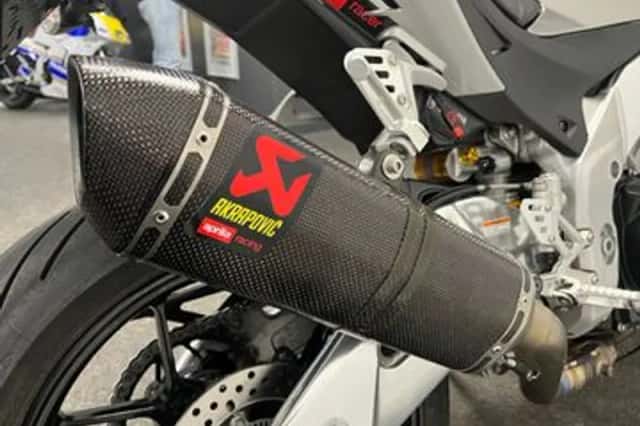 Aprilia Tuono V4 (2016) thumbnail 3