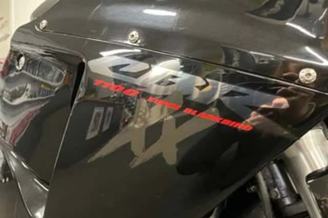 Honda CBR 1100 XX Super Blackbird (1998) thumbnail 3