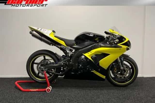 Yamaha YZF-R1 (2004) thumbnail 1