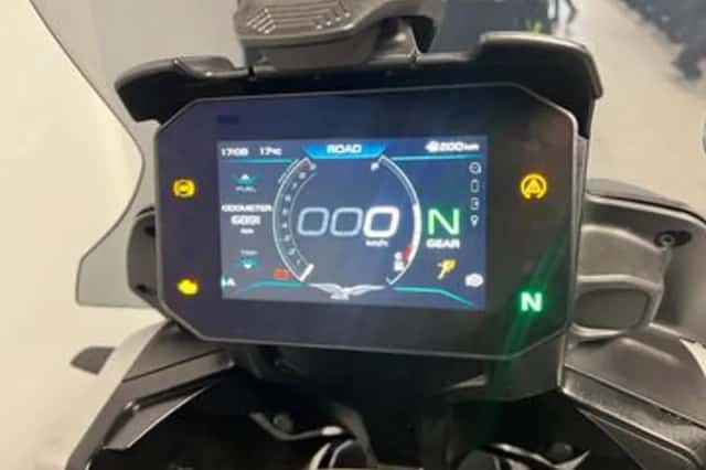 Moto Guzzi V85 TT (2024) thumbnail 2
