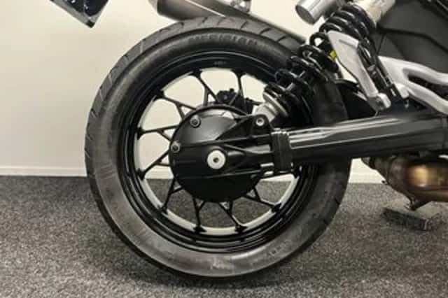 Moto Guzzi V85 TT (2024) thumbnail 6