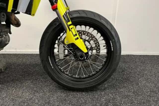 Husqvarna 701 Supermoto (2024) thumbnail 5