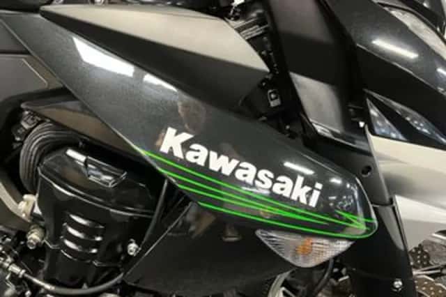 Kawasaki Z1000 (2010) thumbnail 3