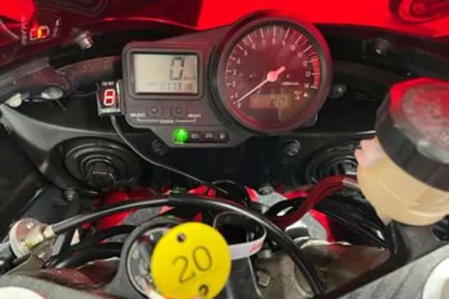 Yamaha YZF-R1 (2000) thumbnail 2