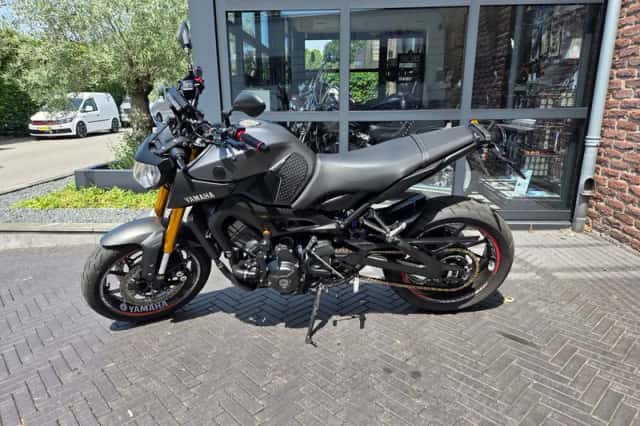 Yamaha MT-09 (2015) thumbnail 1