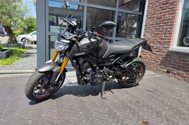 Yamaha MT-09 (2015) thumbnail 2