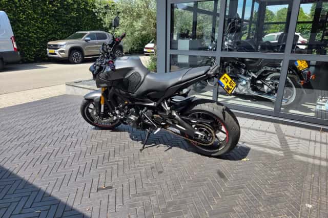Yamaha MT-09 (2015) thumbnail 3