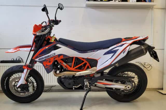 KTM 690 SMC R (2023) thumbnail 1