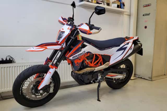 KTM 690 SMC R (2023) thumbnail 2