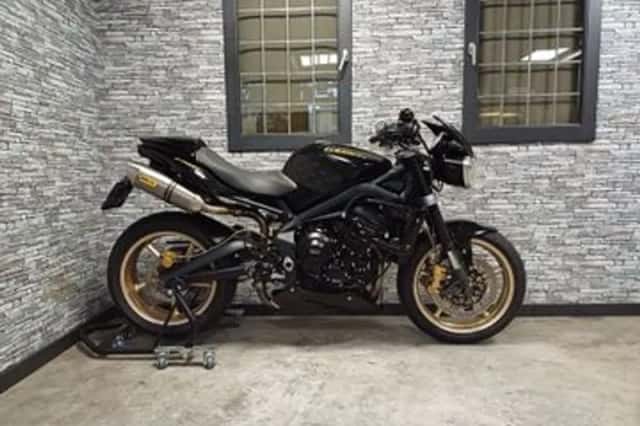 Triumph Street Triple R (2012) thumbnail 2