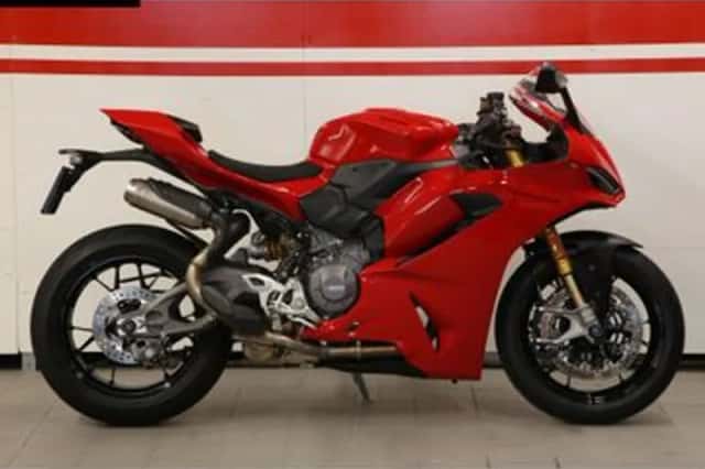 Ducati Panigale V2 S (2025) thumbnail 1
