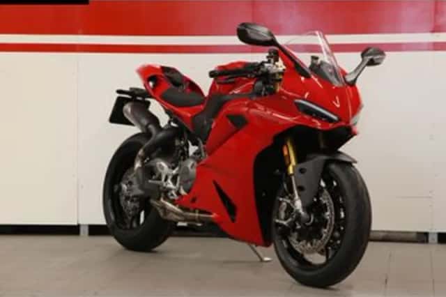 Ducati Panigale V2 S (2025) thumbnail 2