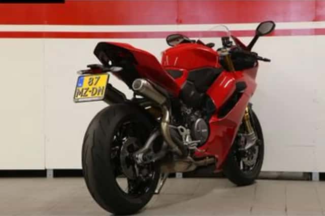 Ducati Panigale V2 S (2025) thumbnail 6