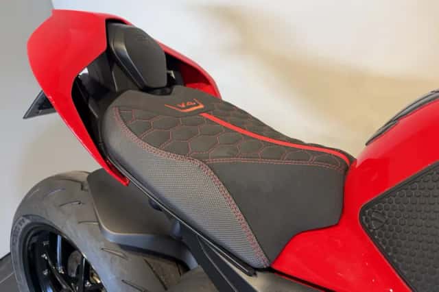 Ducati Streetfighter V4 (2021) thumbnail 5