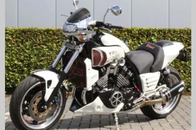 Yamaha VMX 1200 V-MAX (1999) thumbnail 1