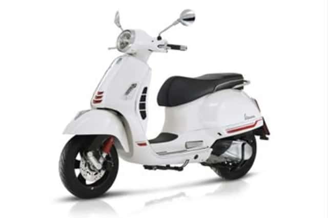 Vespa GTS 300 Super Sport (2022) thumbnail 2