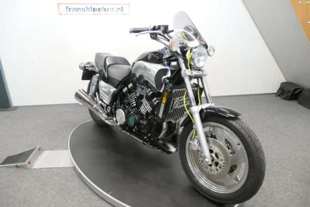 Yamaha VMX 1200 V-MAX (1995) thumbnail 2