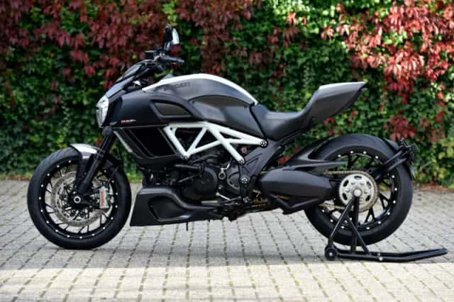 Ducati Diavel (2016) thumbnail 1