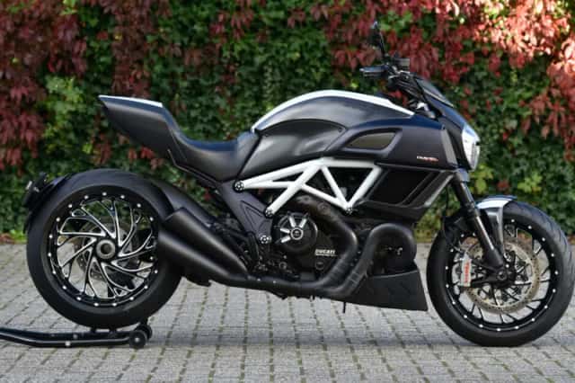 Ducati Diavel (2016) thumbnail 2